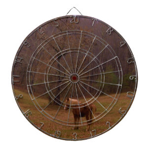 Braunes und blondes Pferd auf einem Feld Dartscheibe