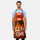 Braunes und Orangenfeuer Ließ It Cook Schürze (Getragen)