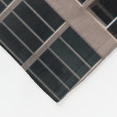 Braunes und schwarzes Gebäude Fleecedecke (Ecke)