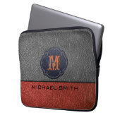 Braunes und schwarzes Leder. Custom Monogram Laptopschutzhülle (Vorderseite Links)