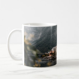 BRAUNES UND WEIßES BETONGEBÄUDE IN DER NÄHE VON EI KAFFEETASSE