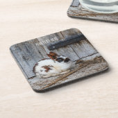 Braunes und weißes Kaninchen auf dem Bauernhof Getränkeuntersetzer (Linke Seite)