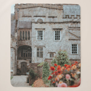 BRAUNES ZIEGELHAUS NAHE ROTER BLUMEN SHERPADECKE