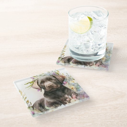 Braunfarbener Labrador Retriever und Blume Glasuntersetzer (Schrägansicht)