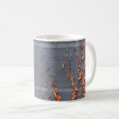 Braungetrocknete Blätter auf Wasser Kaffeetasse (VorderseiteRechts)