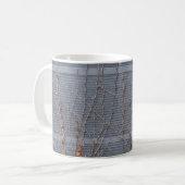 Braungetrocknete Blätter auf Wasser Kaffeetasse (Vorderseite Links)