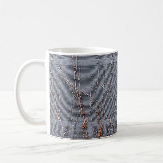 Braungetrocknete Blätter auf Wasser Kaffeetasse (Links)