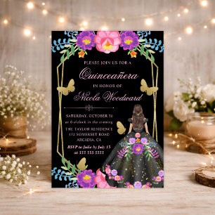 Braunhaarige Frau Mexikanisches Blumenkleid Quince Einladung