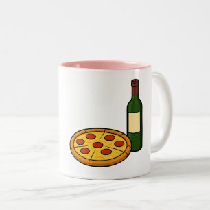 Braunhaarige genießt Wein und Pizza Zweifarbige Tasse