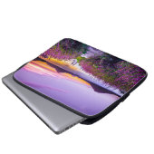 Braunhölzern zwischen Lavendelfeld und Blume Laptopschutzhülle (Vorne Knopf)