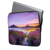 Braunhölzern zwischen Lavendelfeld und Blume Laptopschutzhülle (Vorderseite Links)