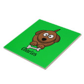 Braunhund mit Knochen, auf grün personalisiert Fliese (Seite)