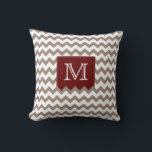 Bräunliches Zig Zag Muster mit tiefroter Box Kissen<br><div class="desc">Ein sehr trendiges Kissen mit bräunlichem Zackenmuster und tiefroter Monogramm-Box. Fügen Sie Ihren Initial in die Kopfkissenmitte. Für eine passende und koordinierende Kissen, sehen Sie andere in meinem Geschäft. Holen Sie sich ein paar Kissen und buchstabieren Sie einen vollen Namen oder Wort.</div>