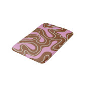 Braunrosa Marmor Boho Groovy Liquid Swirl Muster Badematte (Schrägansicht)