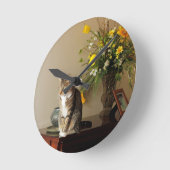 Braunschwarze Tabby-Katze Sitzen auf Klavier-Blume Runde Wanduhr (Winkel)