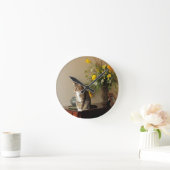 Braunschwarze Tabby-Katze Sitzen auf Klavier-Blume Runde Wanduhr (Zuhause)