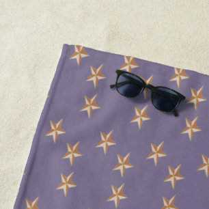 Braunsterne auf lila strandtuch