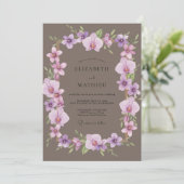 Braunviolette Orchideen-Hochzeit Einladung (Stehend Vorderseite)