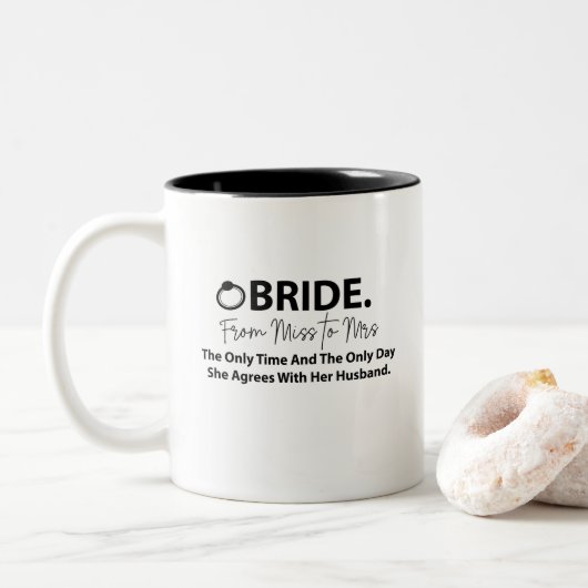 Braut als moderne Typografie-Braut Zweifarbige Tasse (Mit Donut)