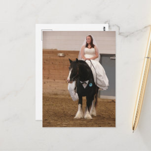 Braut auf einem Groompferd Postkarte