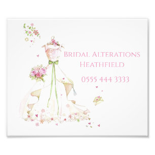 Braut, die vor Freude errötet, im Brautkleid, Brau Fotodruck