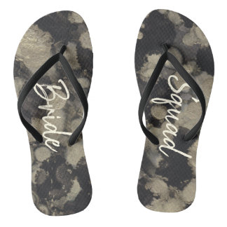 Braut gibt Sandalen Schatten von Golden and Blacks