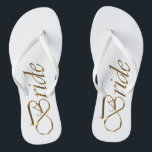 Braut, goldene Drehbuch elegante Hochzeitsflips Badesandalen<br><div class="desc">Bride,  goldenes Drehbuch elegante weiße Hochzeit Flip Flops</div>