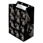 Braut & Groom Delicate White auf schwarz Mittlere Geschenktüte (Rückseite Schrägansicht)