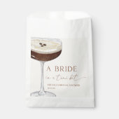 Braut In A Tini Bit Espresso Martini Junggesellinn Geschenktütchen (Vorderseite)