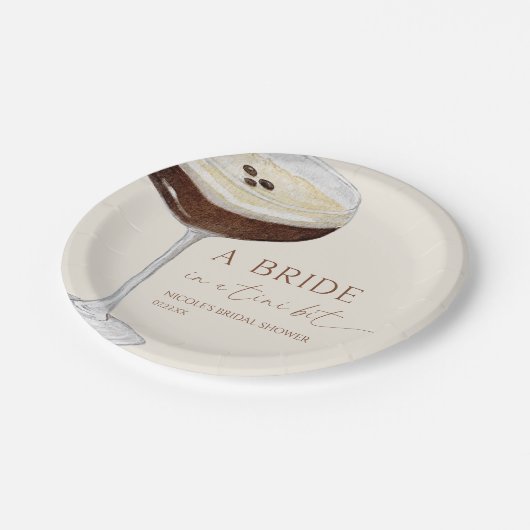 Braut In A Tini Bit Expresso Martini Junggesellinn Pappteller (Schrägansicht)