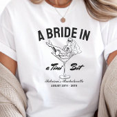Braut in einem kleinen Martini-Junggesellinnenabsc T-Shirt