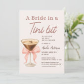 Braut in einem Tini-Bit QR-Code-Junggesellinnenabs Einladung (Stehend Vorderseite)