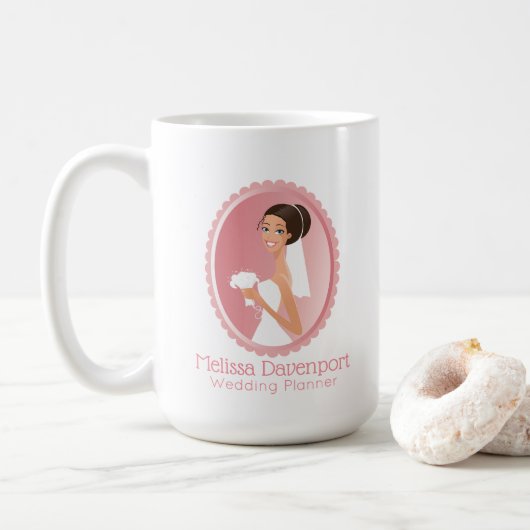 Braut in einem weißen Hochzeitskleid Holding a Bou Kaffeetasse (Mit Donut)