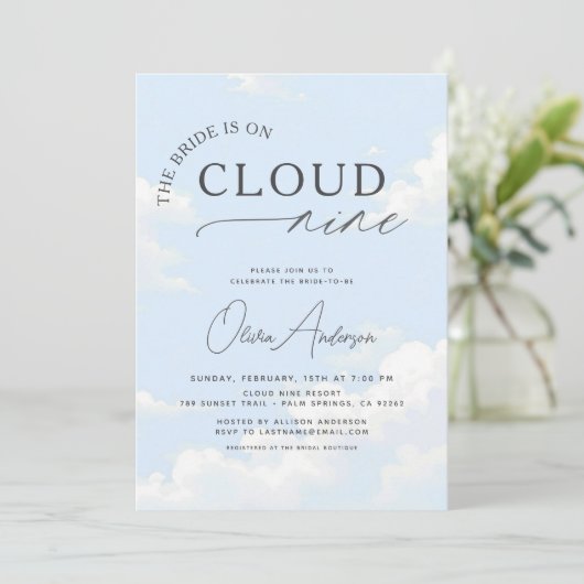 Braut ist auf Cloud Nine Brautparty Einladung (Stehend Vorderseite)