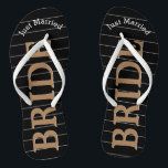Braut nur verheiratete Imitate Gold auf Schwarz od Badesandalen<br><div class="desc">Imitate Gold Weiße und Schwarze Streifen Muster - Ändern Sie die Farbe durch Klicken auf Anpassen. Braut nur Gold auf Schwarz oder Farbe zu heiraten. Sie können die Farbe des schwarzen Hintergrunds Match jedes Ereignis oder machen sie zu Ihrer Lieblingsfarbe mit Gold Kombination! Kann auch die Just Married zu lesen,...</div>