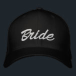 Braut Schwarz-weiße benutzerdefinierte Skript eleg Bestickte Baseballkappe<br><div class="desc">Bride schwarz-weiß benutzerdefinierte Skript elegante schicke Hochzeit bestickt Baseball Cap. Anpassbarer weißer Text,  schwarzer Hintergrund. Erhältlich in vielen Farben und Stilvarianten.</div>