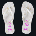 Braut sein! Rosa Goldmarmorflecken Badesandalen<br><div class="desc">Ein wunderschöner Rosa- und Goldmarmor-Flip-Flops für Ihren Junggeselinnen-Abschied, das Abendessen in der Probe oder für die Wochenenden Girls verweilen vor Ihrer Hochzeit. Diese wären toll zu personalisieren und all deinen Brautmeistern zu geben. Ich habe personalisierte auf meinem DesignByLyn-Laden kreiert, damit du einfach ihre Initialen eintragen und für sie personalisieren kannst....</div>