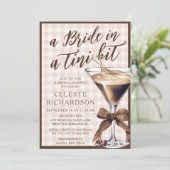 Braut Tini Bit Bow Espresso Martini Brautabschied Einladung (Stehend Vorderseite)
