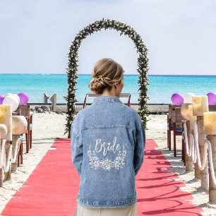 Braut-Typografie und Blumenarrangement Hochzeit Jeansjacke