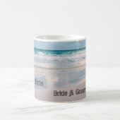 Braut u. Bräutigam nennt geschrieben in den Sand Kaffeetasse (Mittel)