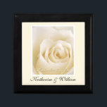 Braut-u. Erinnerungskiste<br><div class="desc">Elegante und romantische weiße Rose -- personalisierte Hochzeitsandenken-Geschenkboxen. Addieren Sie einfach die Braut- und Bräutigamnamen und Hochzeitsdatum, um ein einzigartiges und einzigartiges Geschenk für die speziellen Hochzeitspaare herzustellen. Macht auch ein großes Geschenk für Mutter-von-d-Braut und Mutter-von-d-Bräutigam, Brautjungfern, Trauzeugen, wedding Begleiter, Großmütter und andere geehrte Gäste. Entwurf © Teri Francis. Zusammenpassende...</div>