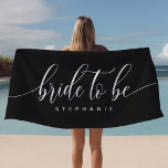 Braut, um schwarzes Hen Party Personalisiert zu se Strandtuch<br><div class="desc">Feiern Sie die zukünftige Braut mit diesem schicken, anpassbaren Strandtuch "Bride to Be". Dieses elegante, weiße Handtuch eignet sich ideal für Henne-Party, Strandbachelorettenausflüge oder einen Tag am Wellness-Center. Es wurde speziell dafür konzipiert, um den Festlichkeiten eine persönliche Touch zu verleihen. Mit weichem, absorbierendem Stoff gefertigt, garantiert es Komfort und Langlebigkeit....</div>