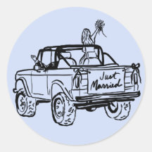 Braut und Bräutigam in einem nur verheirateten SUV