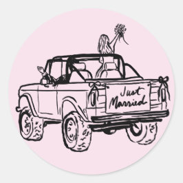 Braut und Bräutigam in einem nur verheirateten SUV Runder Aufkleber