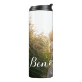 Braut und Bräutigam küssen Thermosbecher (Nach links gedreht)