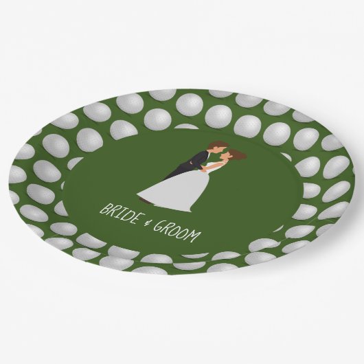 Braut und Bräutigam mit Golfball auf grüner Hochze Pappteller (Schrägansicht)