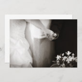 Braut und Bräutigam, welche die Hände wedding sind Einladung (Vorne/Hinten)