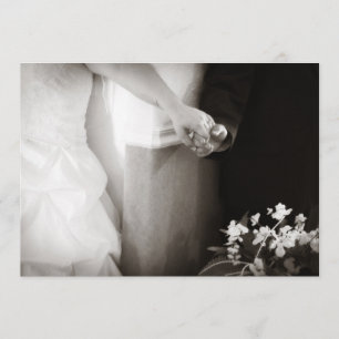 Braut und Bräutigam, welche die Hände wedding sind Einladung