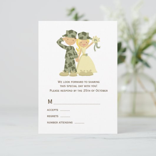 Braut und Soldat Camouflage Hochzeit RSVP Karte (Stehend Vorderseite)
