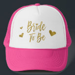 Braut zu Imitaten Gold Foil und Rosa mit Herz Truckerkappe<br><div class="desc">Bride to be Imitats Gold Foil und Pink Trucker Hut für eine Hochzeit,  Brautparty oder Junggeselinnen-Abschied Feier.</div>